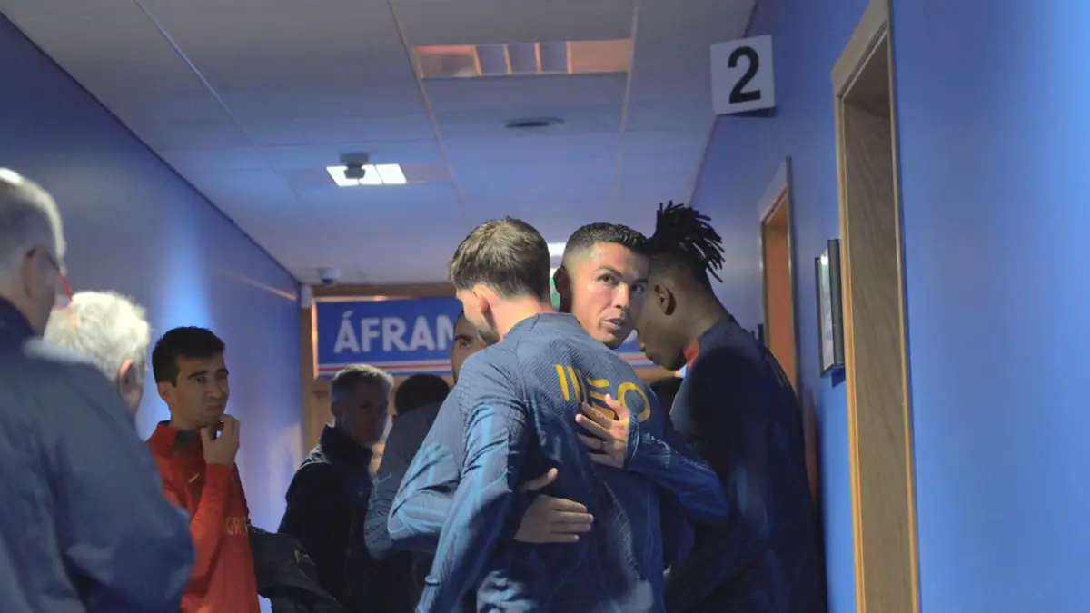 Cristiano Ronaldo, capitão das quinas, incentiva os colegas antes de um dos jogos de qualificação para o Europeu 2024