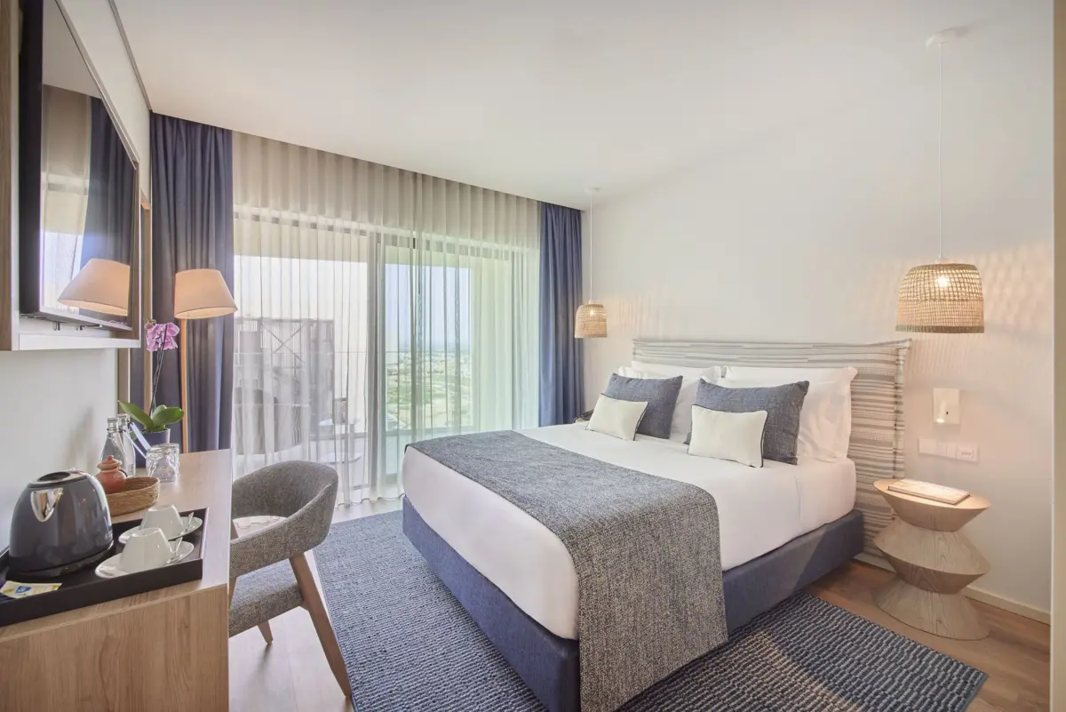 O hotel tem 204 quartos.