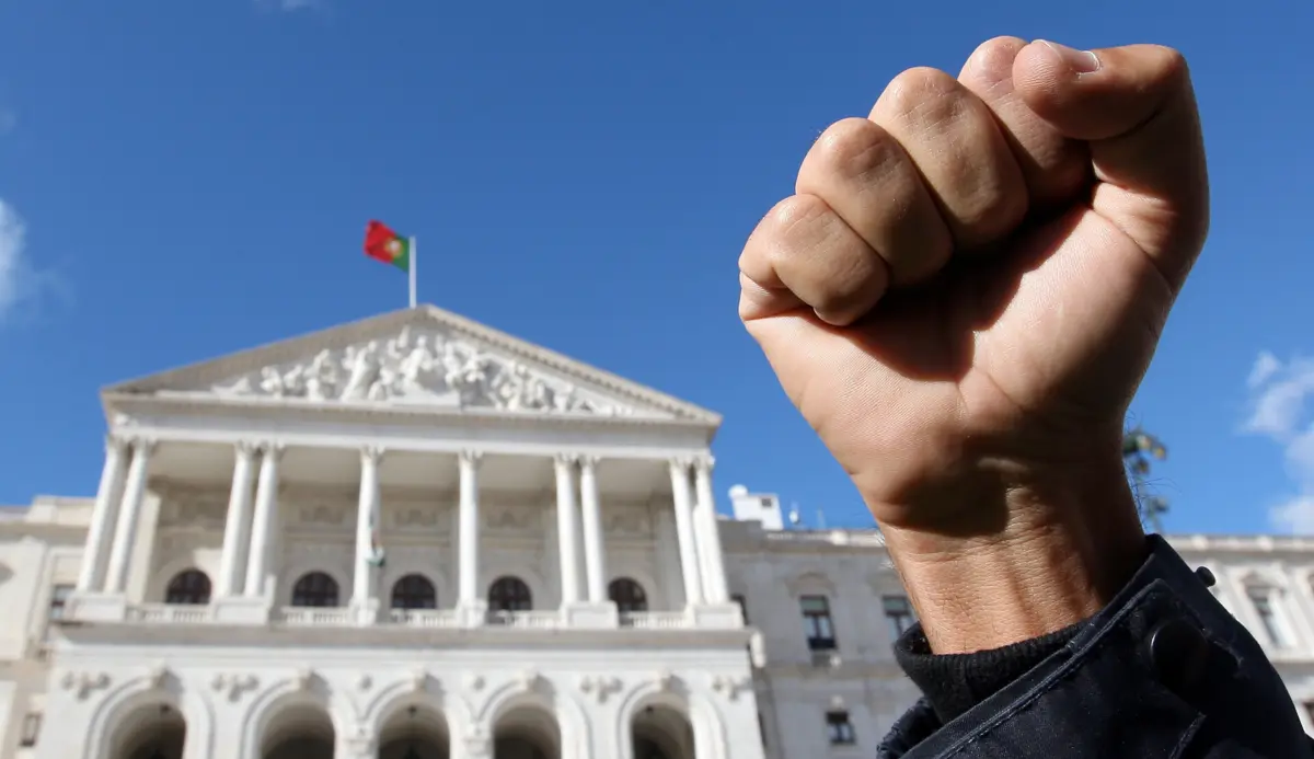 Protesto decorre em frente à Assembleia da República, em Lisboa
