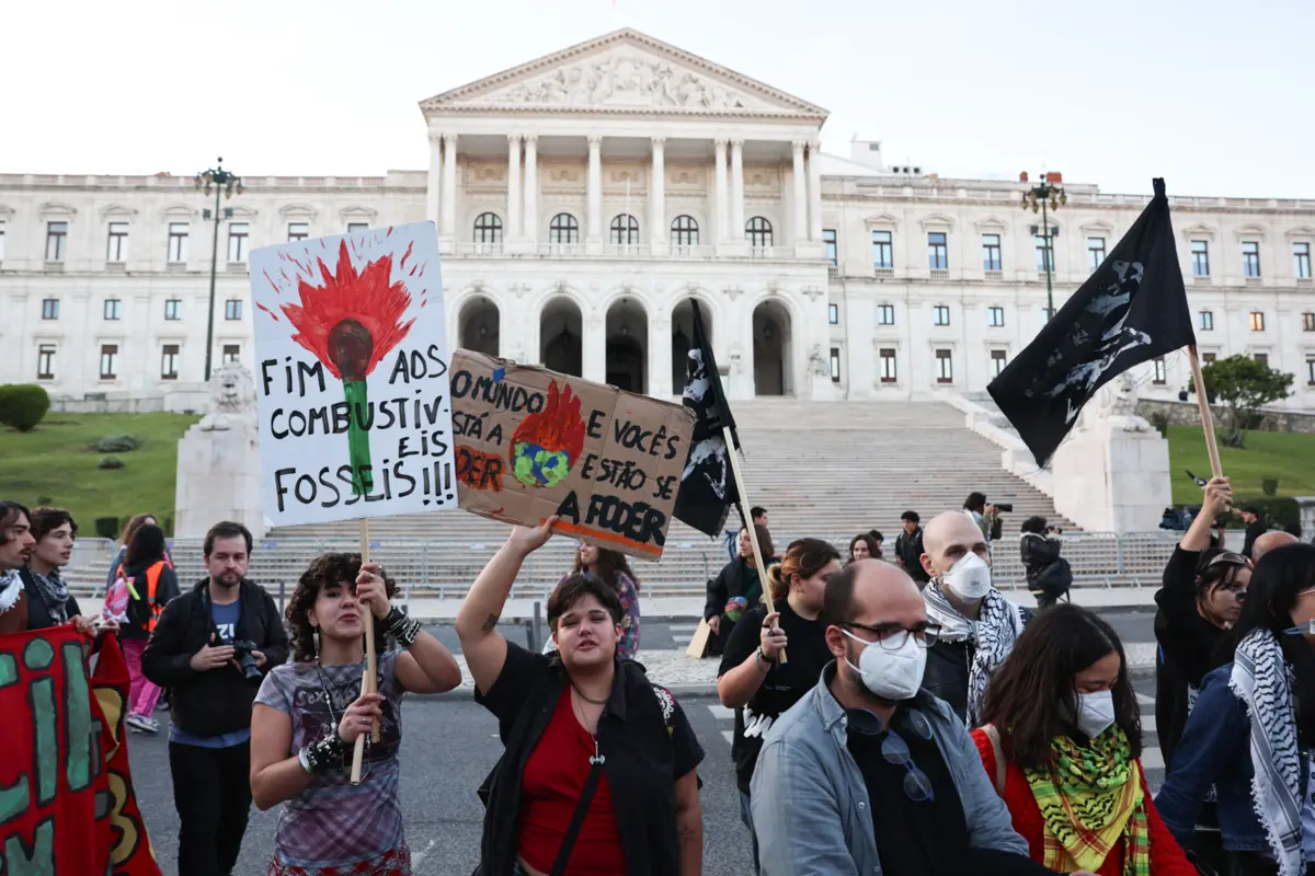 Manifestantes pediram o fim aos combustíveis fósseis