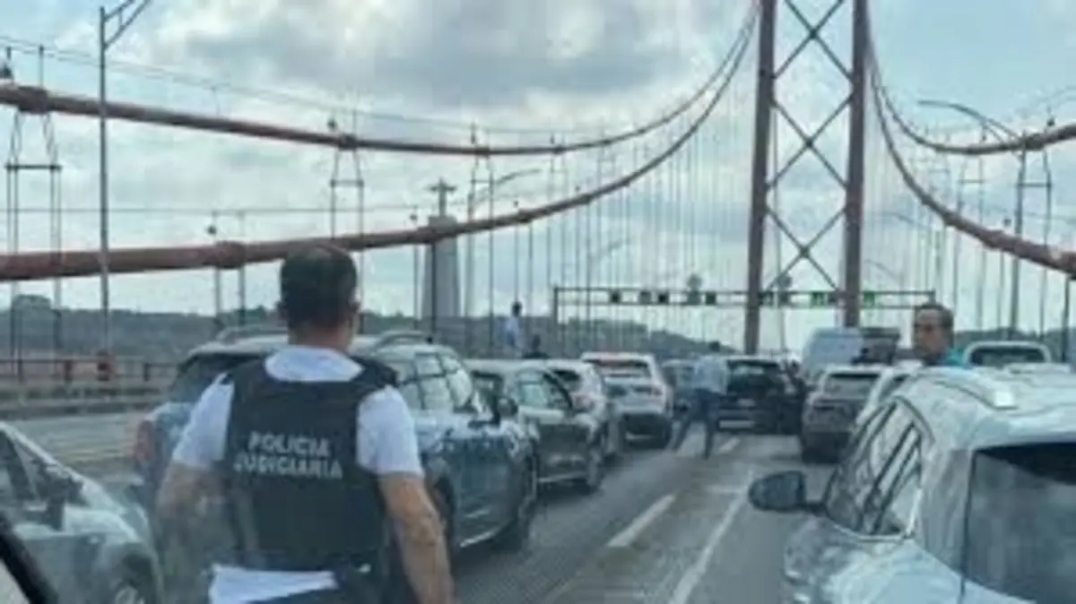 Autoridades pararam trânsito para prender suspeitos