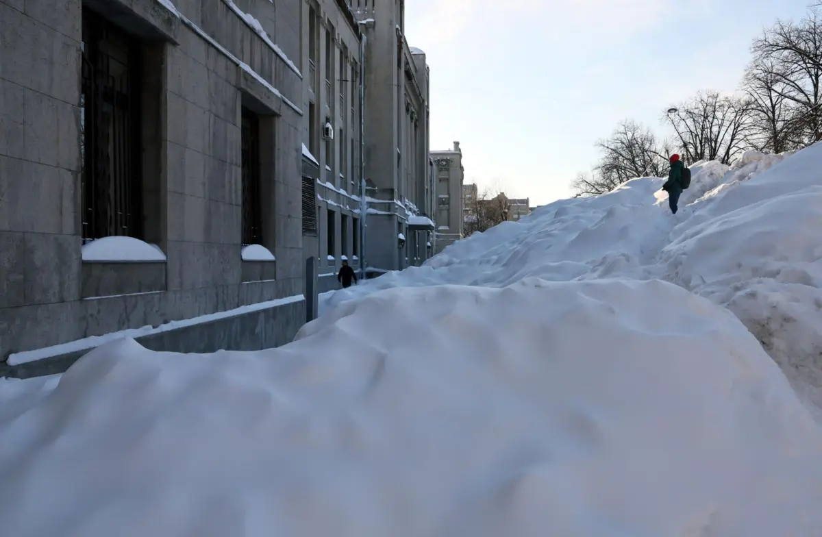 Imagem de contexto do artigo Adolescente russa sobrevive a queda do décimo andar para monte de neve