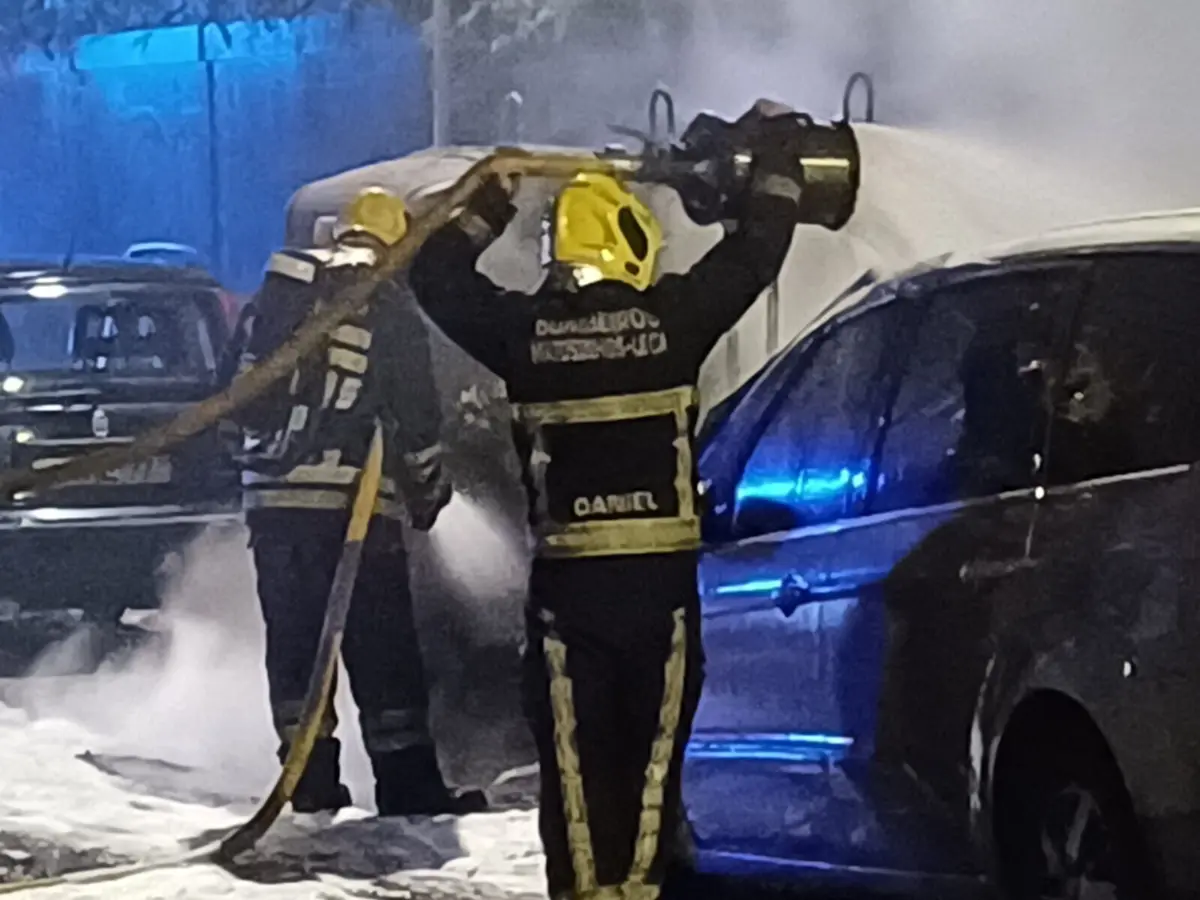 O incêndio ocorreu pelas 22.24 horas na rua Conde Alto Mearim