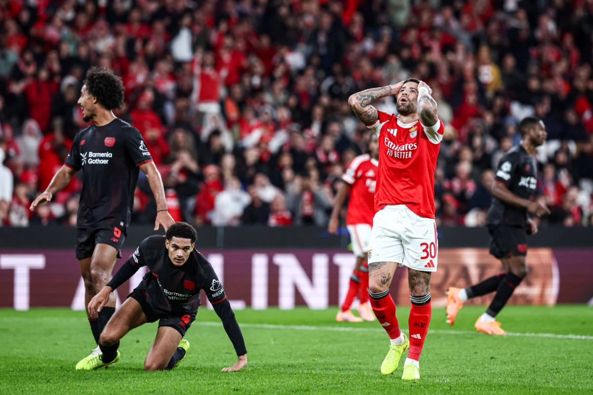 Desespero de Otamendi, que enviou uma bola aos ferros da baliza do Leverkusen