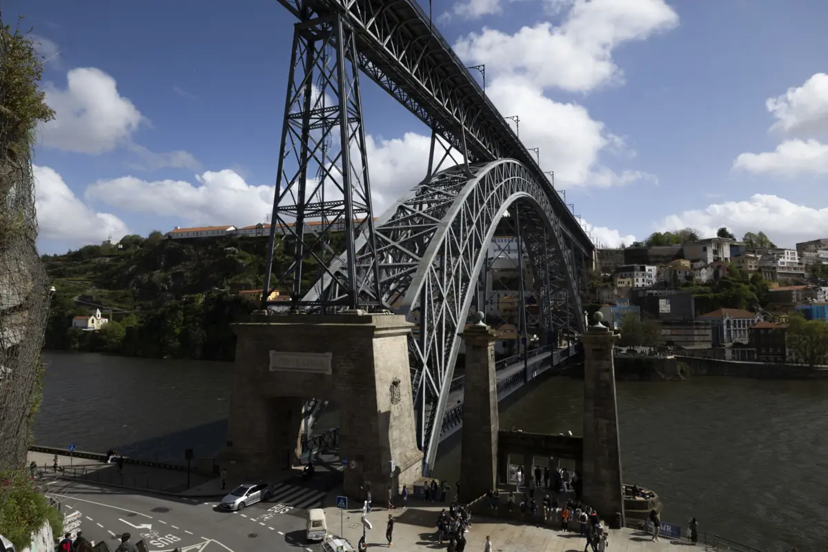Imagem de contexto do artigo Detidos três suspeitos por tentar matar à facada após rixa junto à ponte Luís I