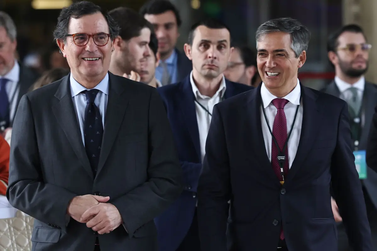 O ministro da Coesão, Castro Almeida (à esquerda)