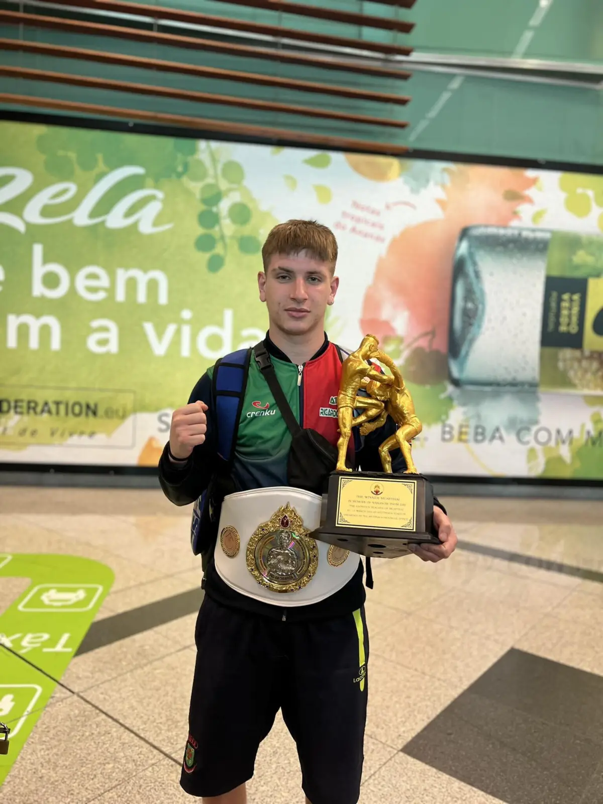 Ricardo Conceição com o troféu de campeão mundial