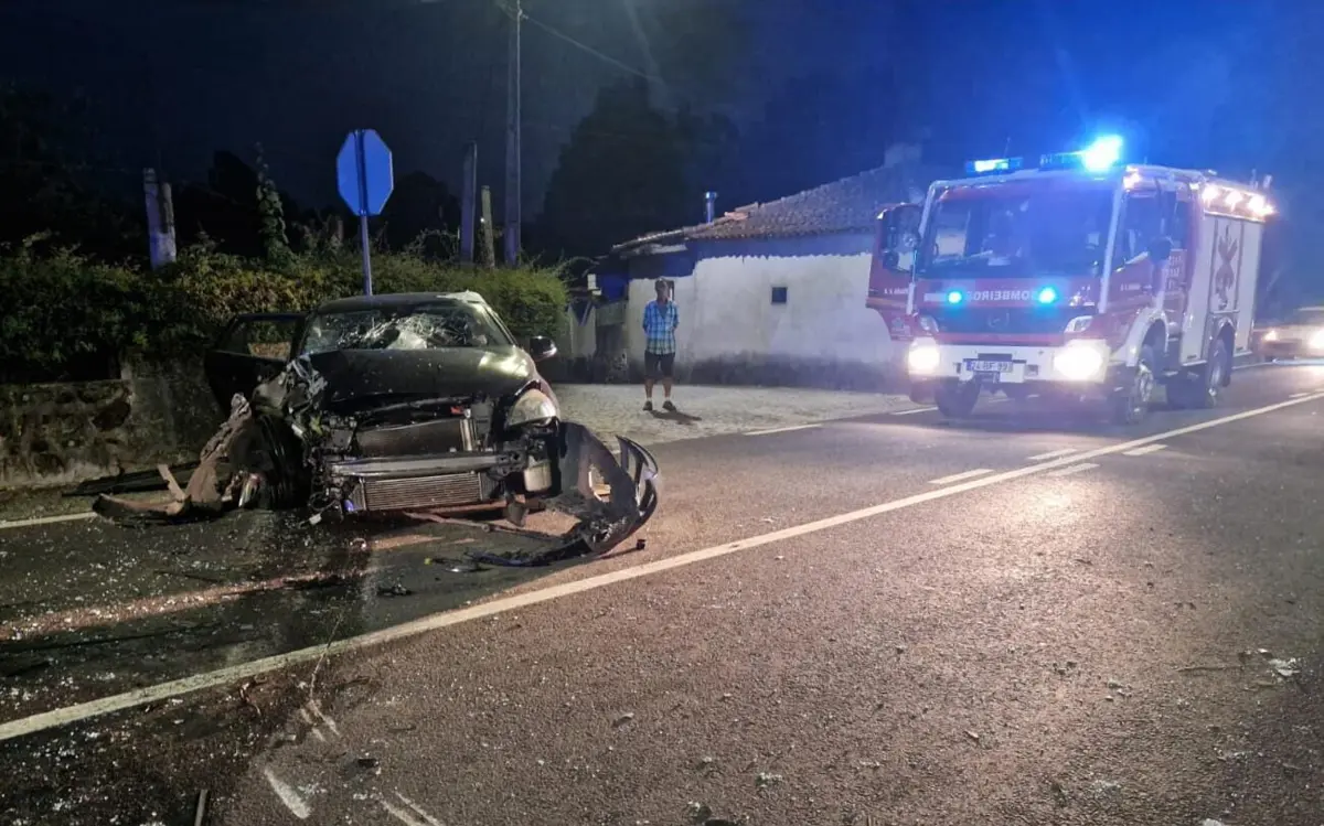 O condutor do automóvel que se despistou teve de ser desencarcerado