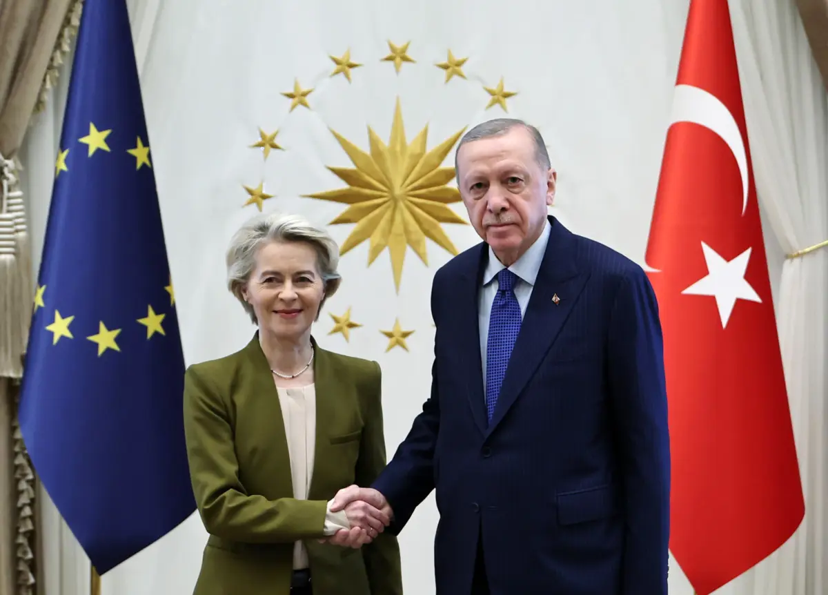 Ursula Von der Leyen está em visita à Turquia. Na imagem, ao lado do presidente Recep Tayyip Erdogan