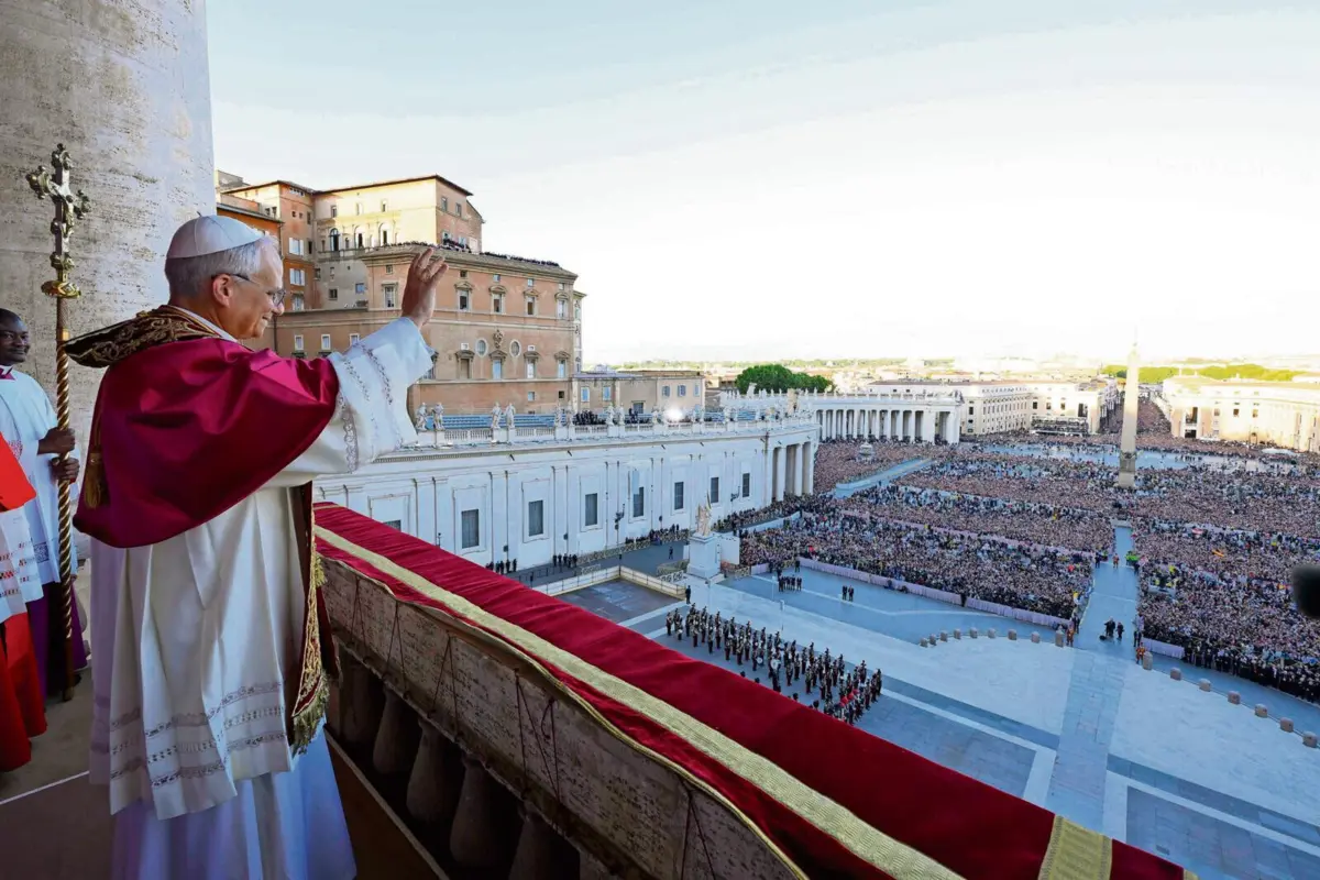 Cerca de 100 mil fiéis aplaudiram o novo Papa na Praça de São Pedro