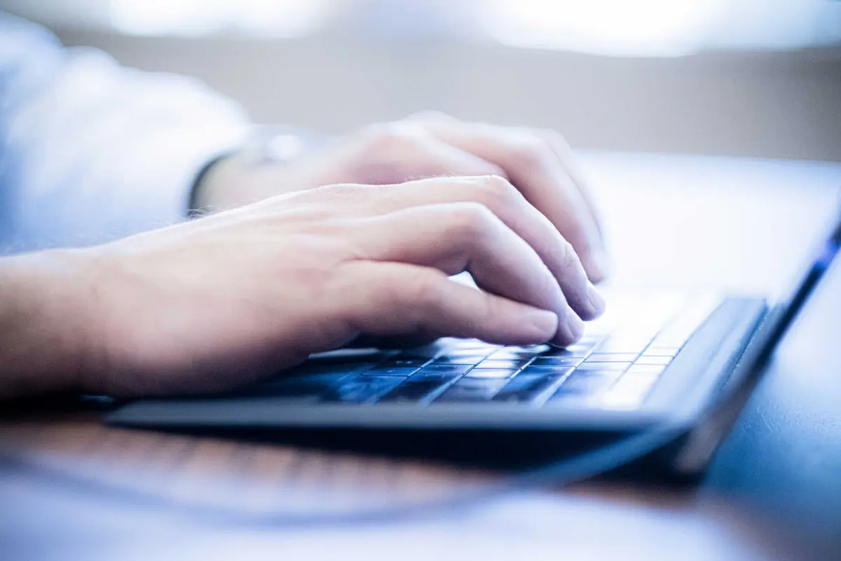 Imagem de contexto do artigo PJ alerta que pirataria está a ser potencializada pela IA