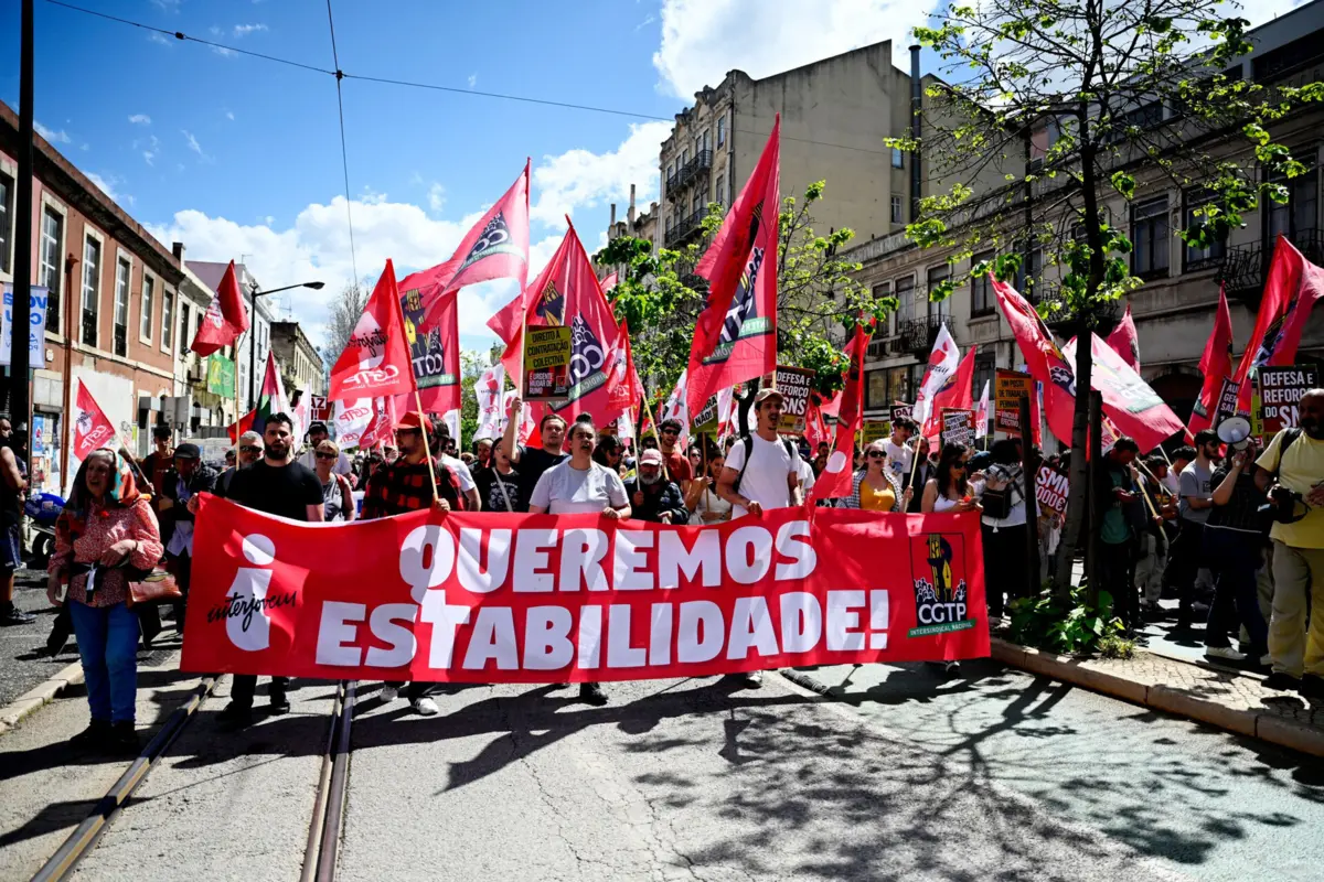 Milhares de pessoas sobem a avenida Almirante Reis em direção à Alameda D. Afonso Henriques