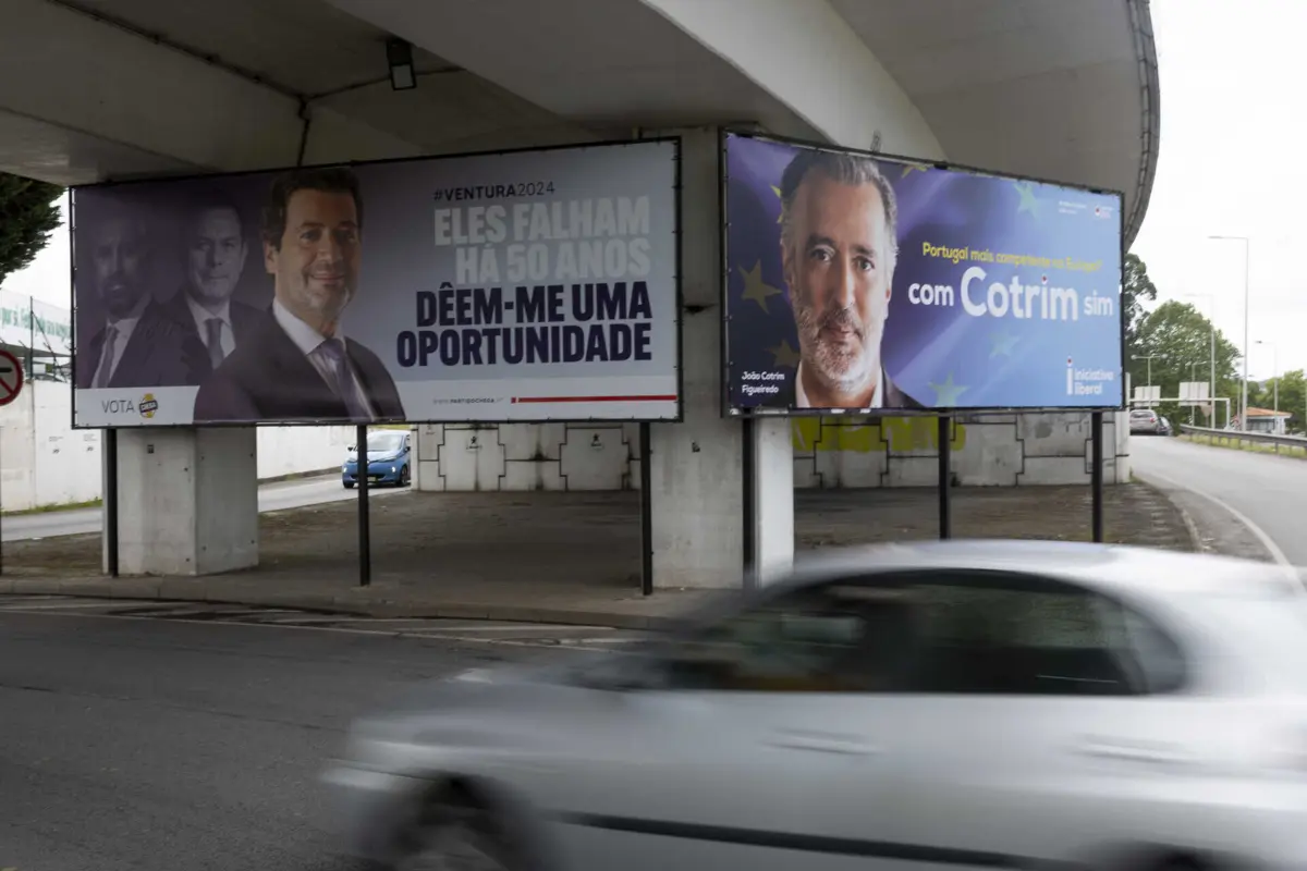 Há cidades onde ainda perduram cartazes das eleições legislativas, que se misturam com os das europeias