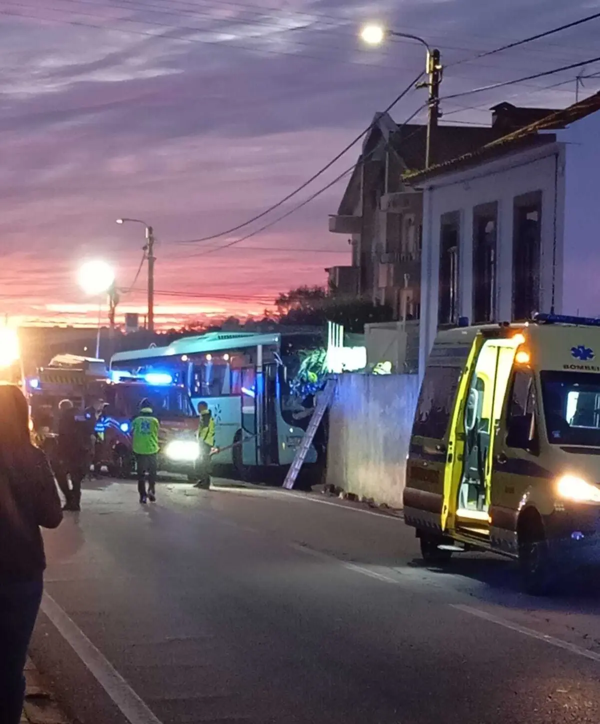 O autocarro embateu numa casa