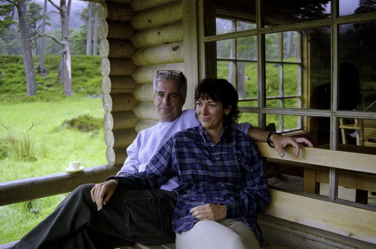 Imagem de arquivo de Ghislaine Maxwell com Jeffrey Epstein