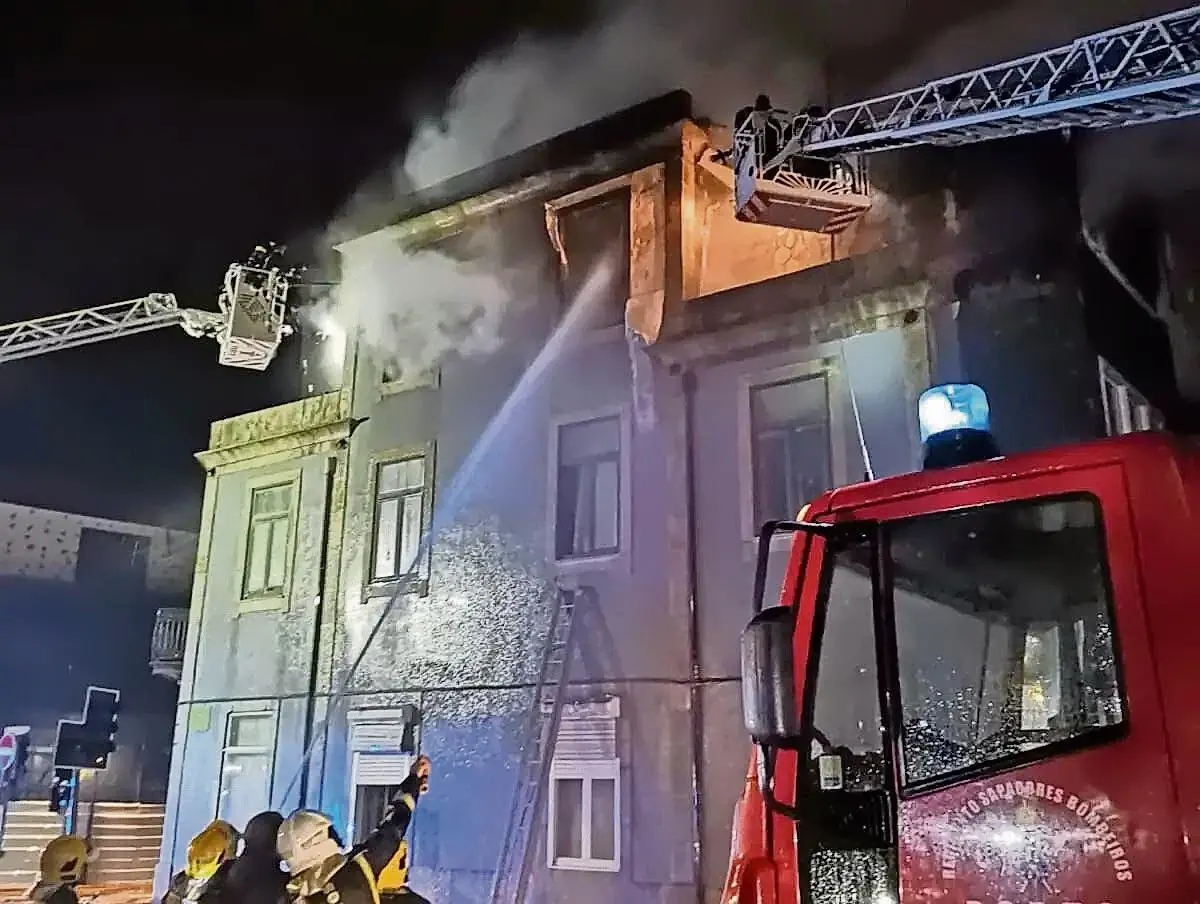 Sapadores e Voluntários Portuenses combateram as chamas