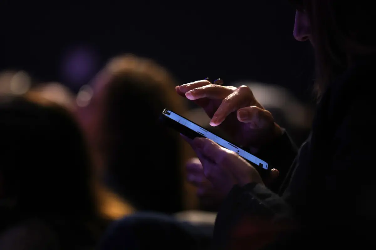 A configuração do smartphone, tablet ou computador, com permissões de segurança adaptadas à idade, é uma das formas recomendadas pelos especialistas para evitar que os jovens sejam expostos a conteúdos nocivos