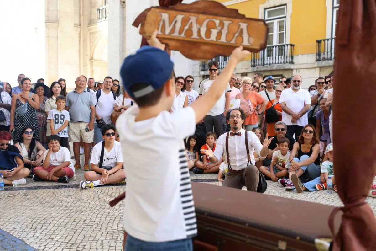 Há dezenas de espétáculos gratuitos de magia pelas ruas de Lisboa