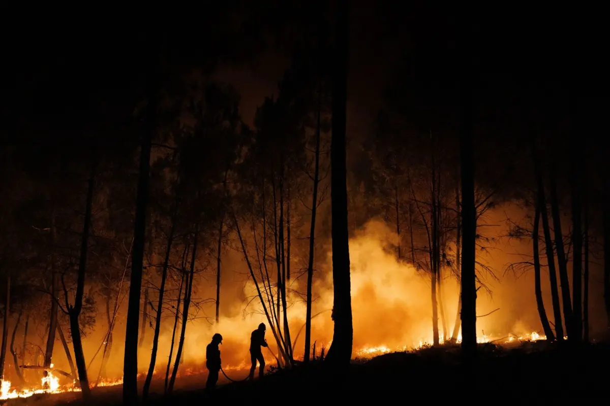 Incêndio lavra em três frentes