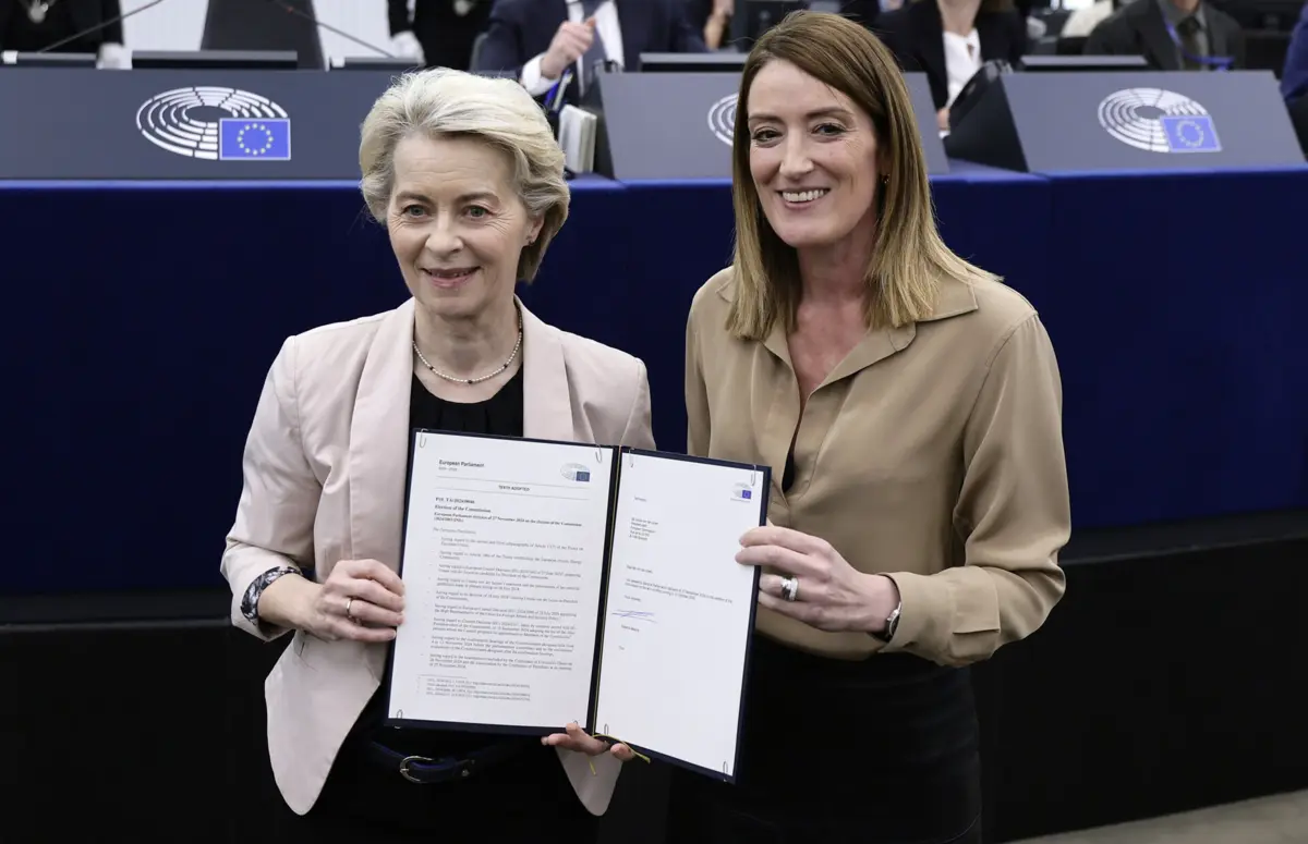 Ursula von der Leyen ao lado de Roberta Metsola