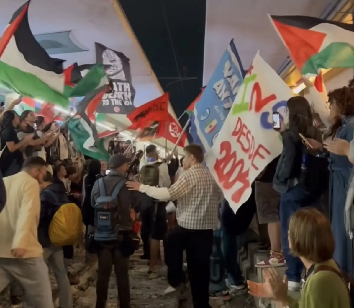 Manifestantes ocuparam a Estação Central de Nápoles