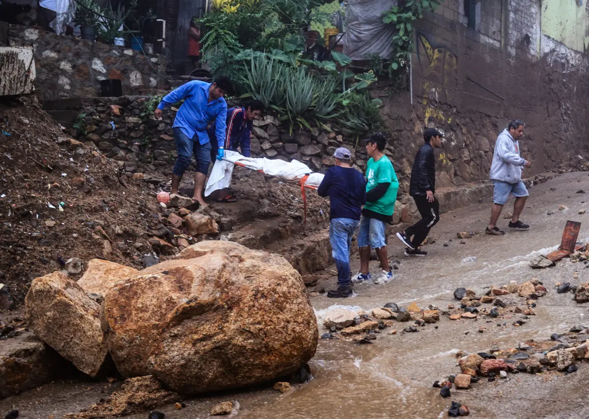 Tempestade tropical atingiu o México com ventos fortes e chuvas torrenciais, causando inundações