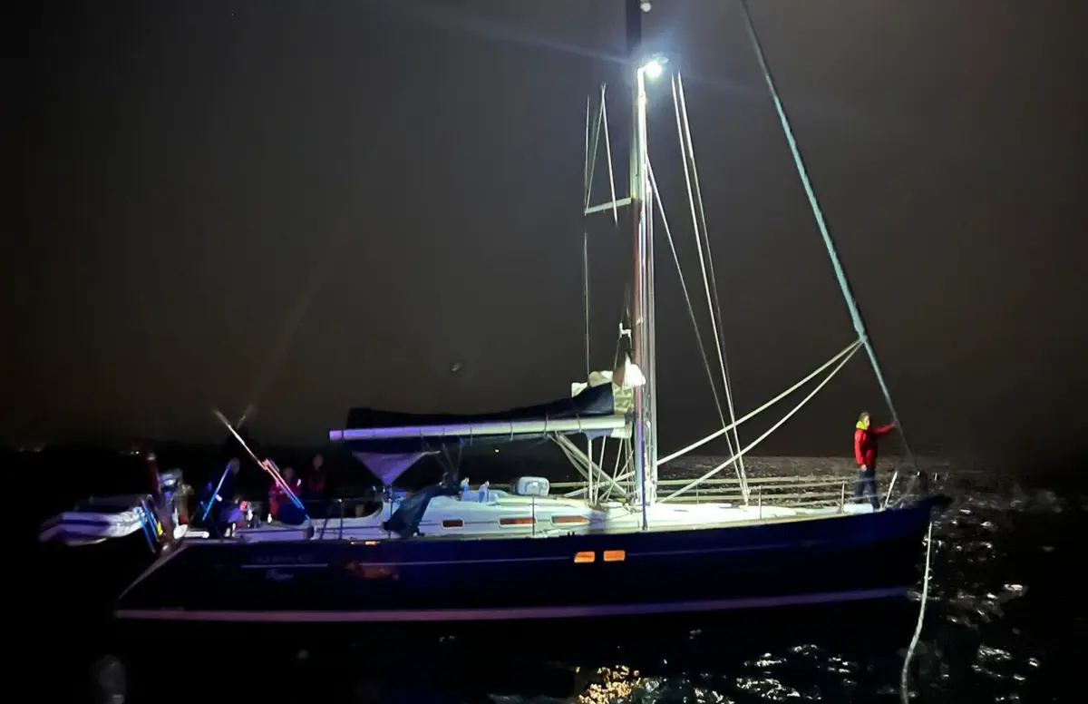 Imagem de contexto do artigo Marinha reboca veleiro avariado com duas crianças a bordo ao largo de Vila Nova de Milfontes