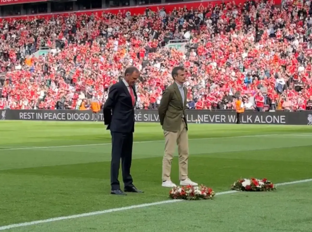Foram colocadas coroas de flores junto à linha de baliza, em Anfield