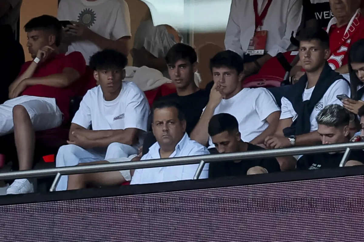 João Neves assiste ao Benfica-Brentford