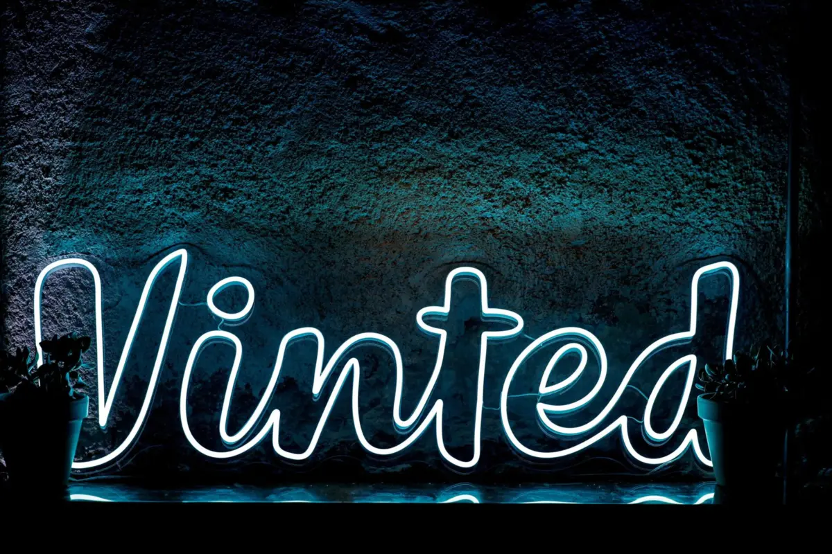 A empresa, fundada em 2008, é uma plataforma líder na venda de roupas de segunda mão