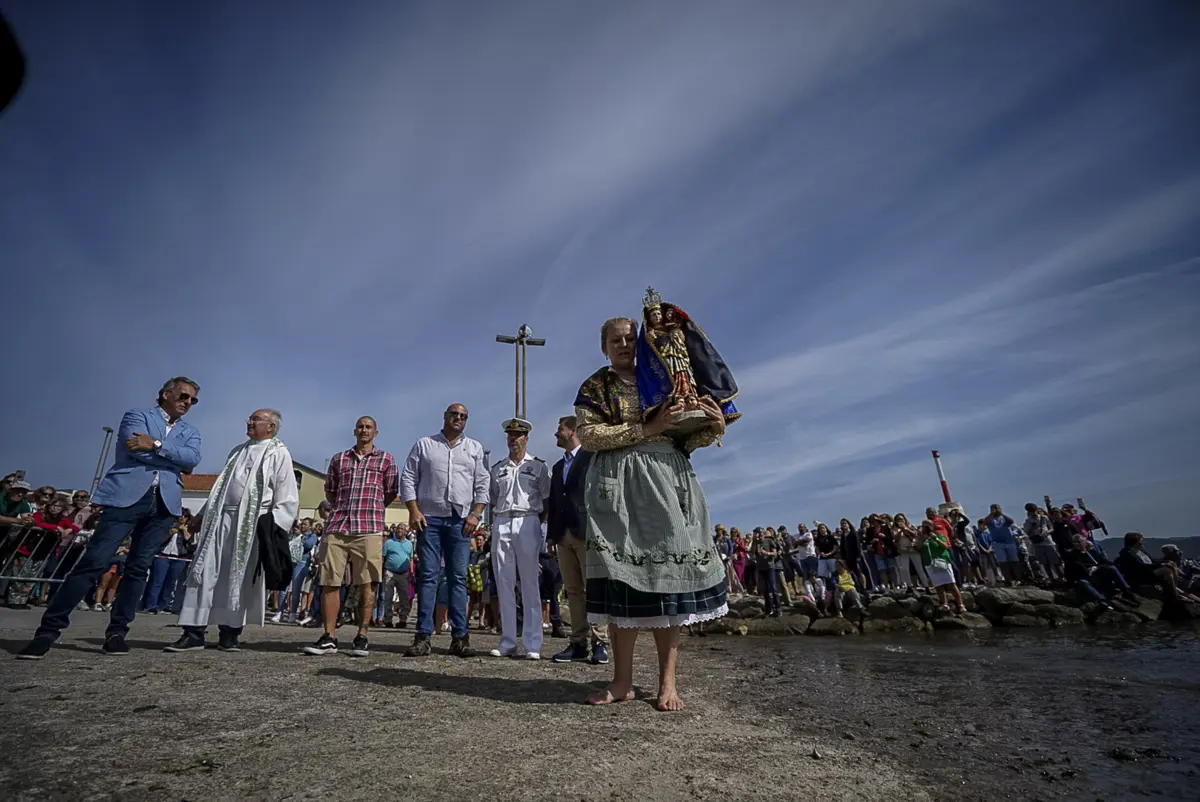 O quadro que se repete todos os anos, sempre que as condições de mar o permitem, é um dos pontos altos das festividades locais
