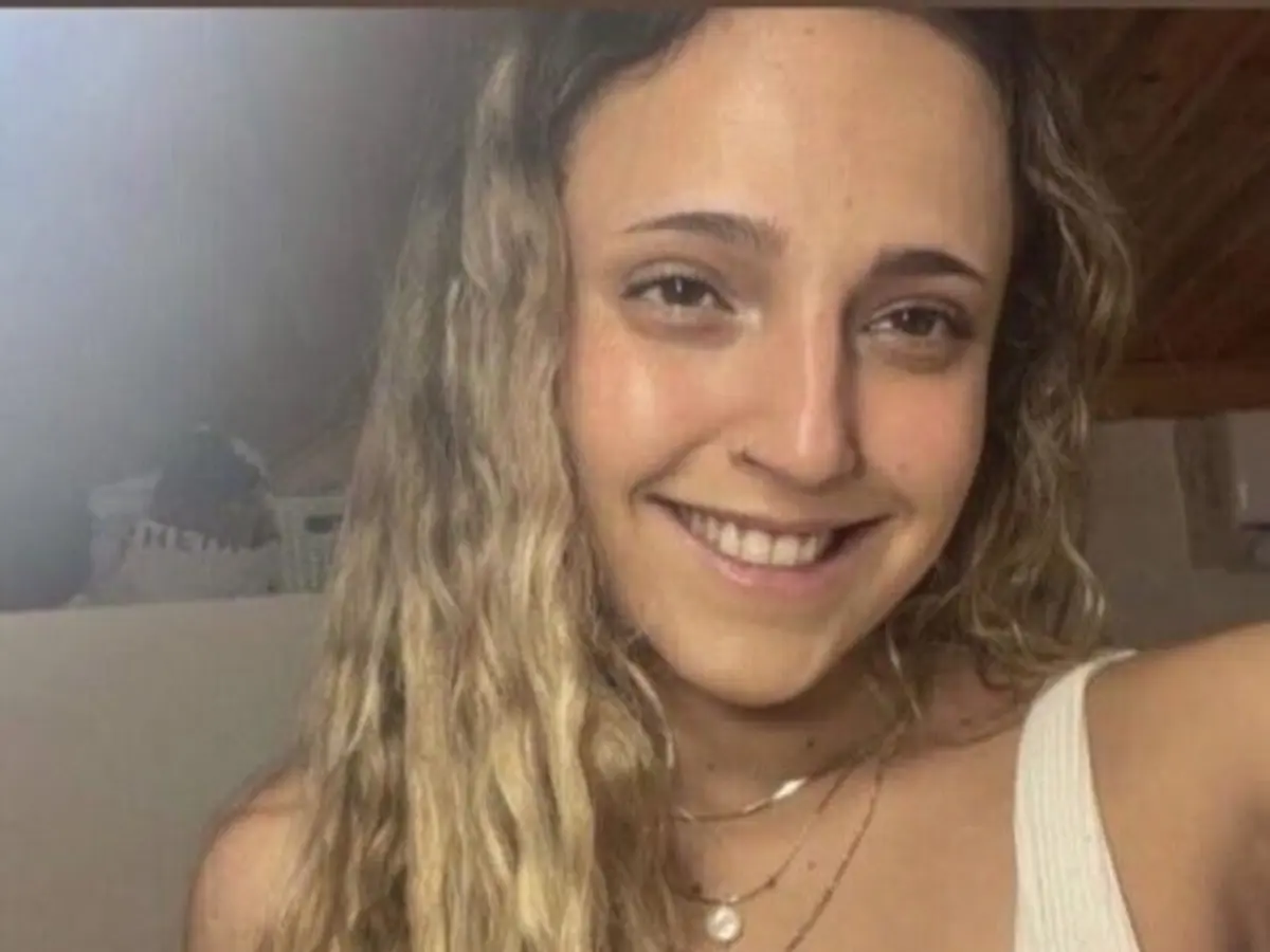 Jovem esteve 15 meses em cativeiro e foi libertada em janeiro de 2025