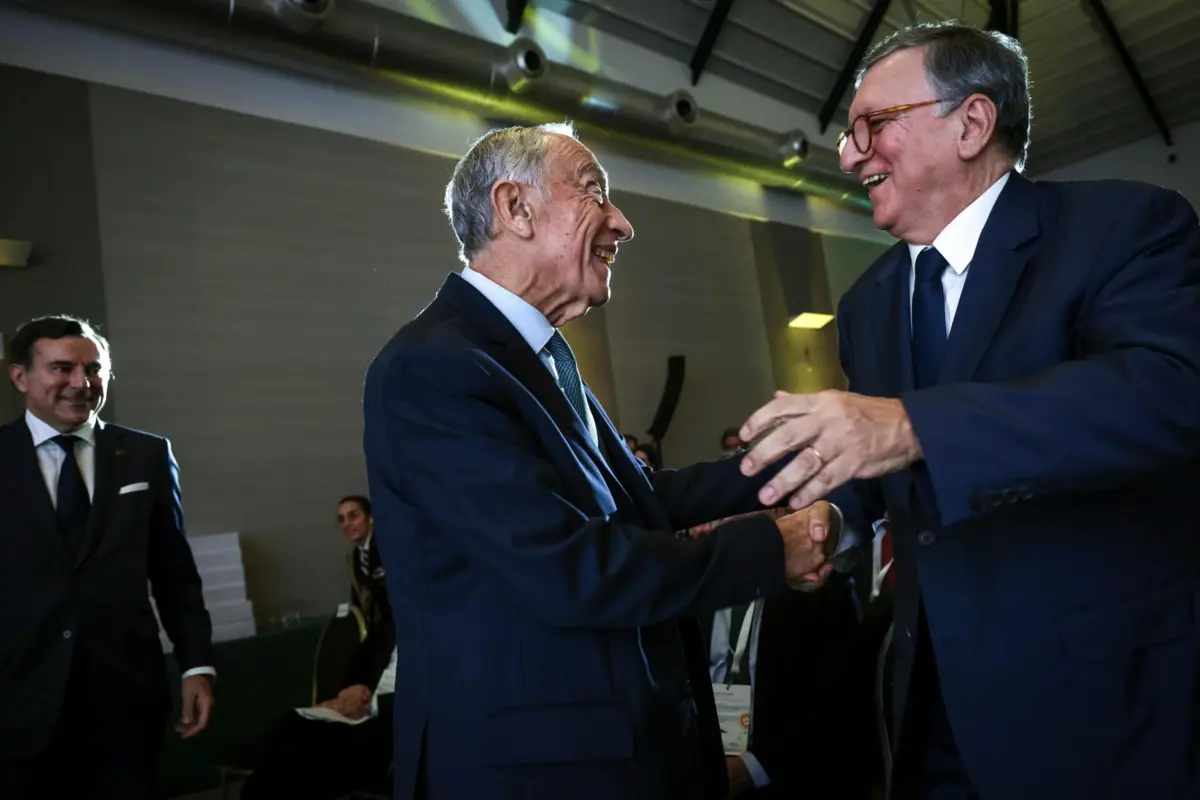 Imagem de contexto do artigo "Não há duas sem três". Marcelo aposta que Barroso se vai candidatar a Belém daqui a dez anos