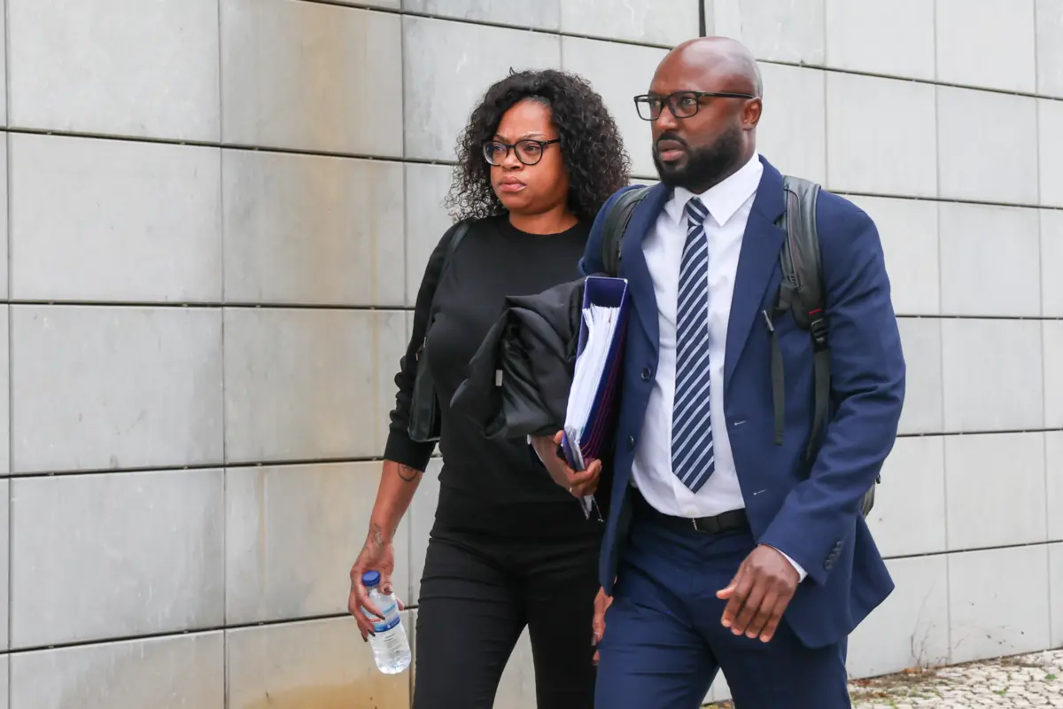 Ana Patrícia Moniz, mulher de Odair Moniz, acompanhada pelo advogado