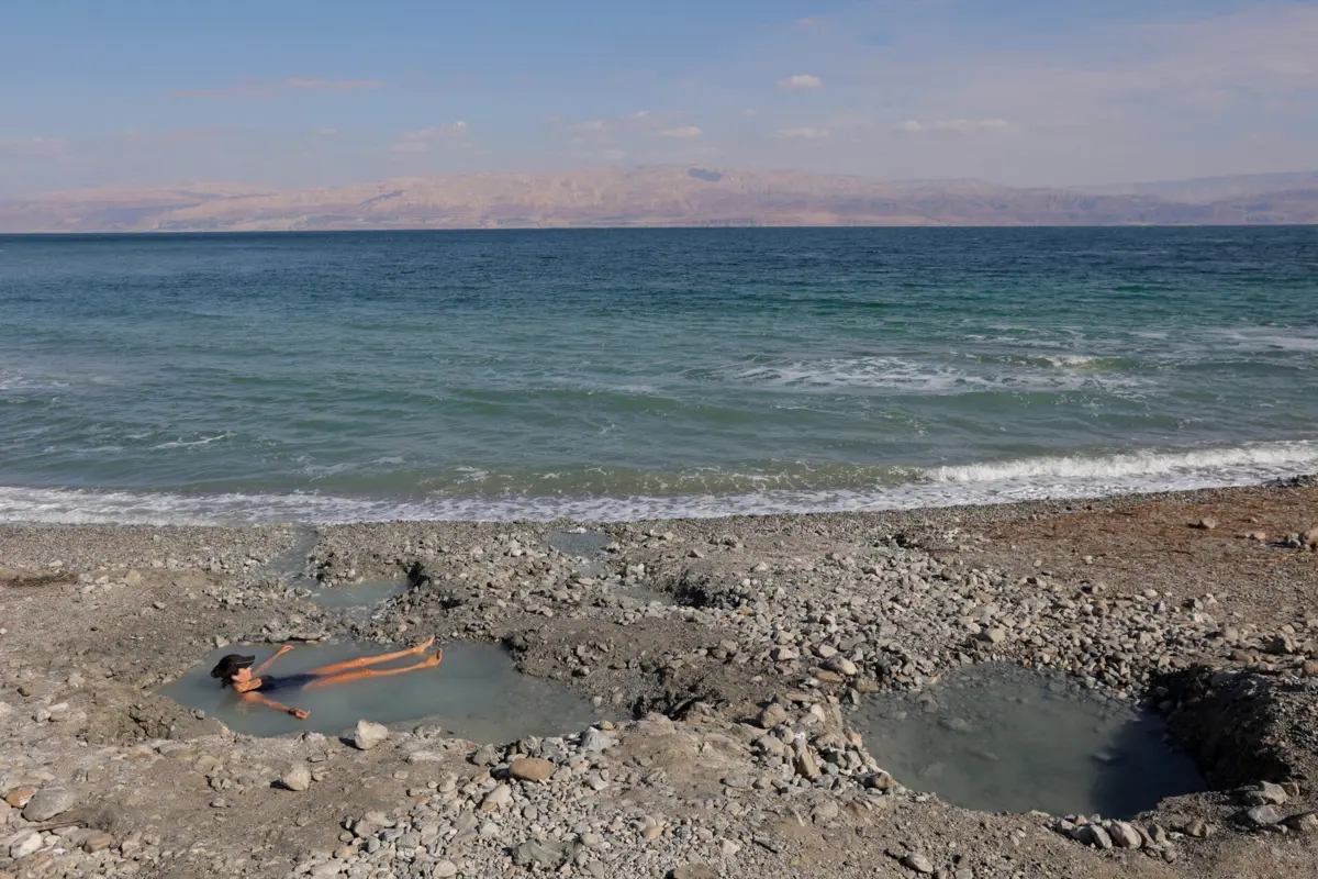 O enxofre (elemento presente no Mar Morto, em Israel) é essencial para todas as formas de vida e é um componente fundamental das proteínas e dos aminoácidos
