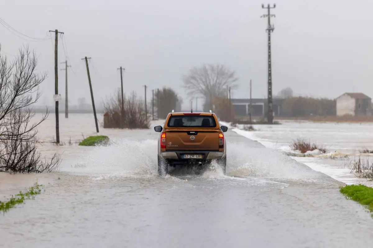 Várias estradas do país ficaram submersas devido à tempestade