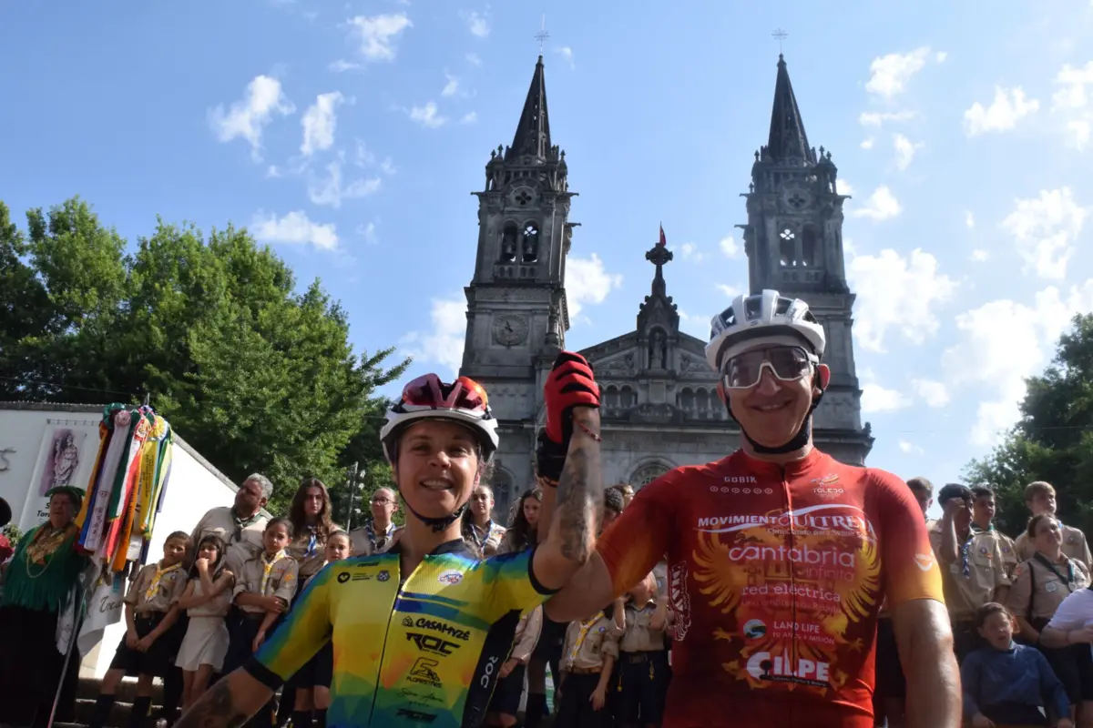 Ciclistas concentrados em frente à basílica