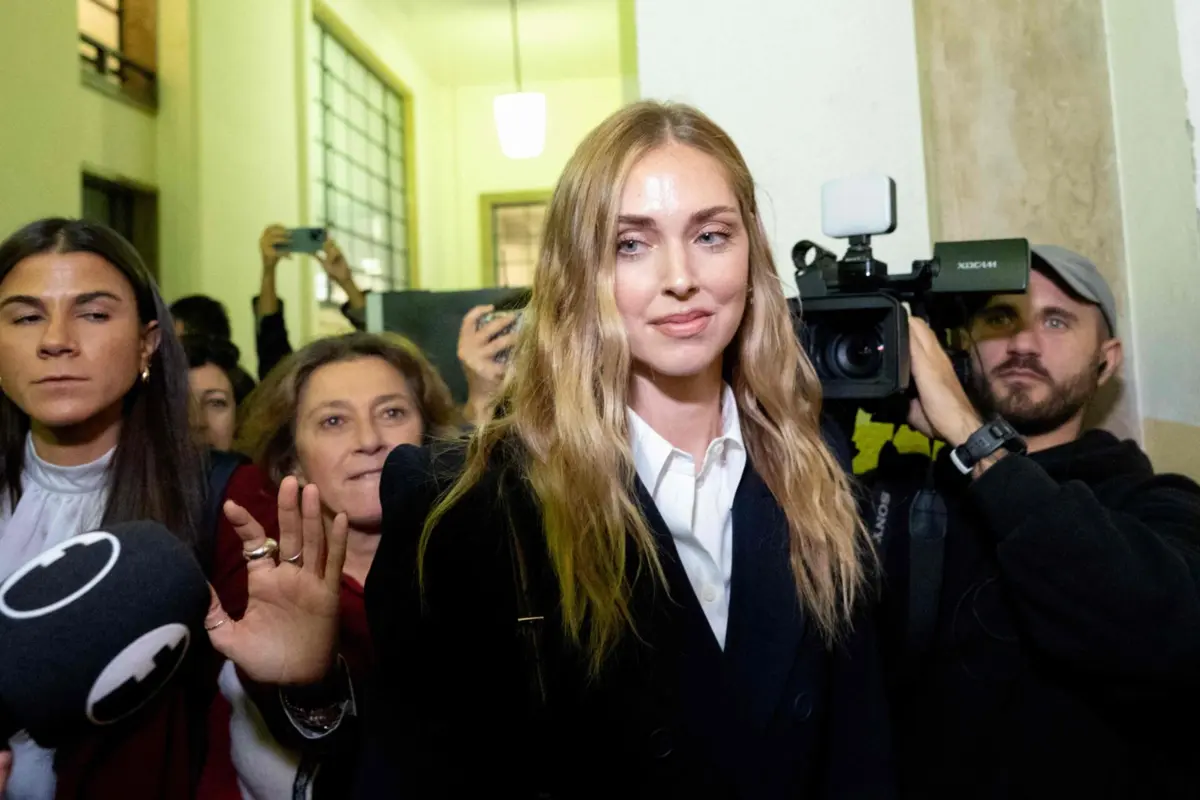 Chiara Ferragni, acostumada aos holofotes da moda, enfrenta agora o olhar rigoroso da justiça italiana
