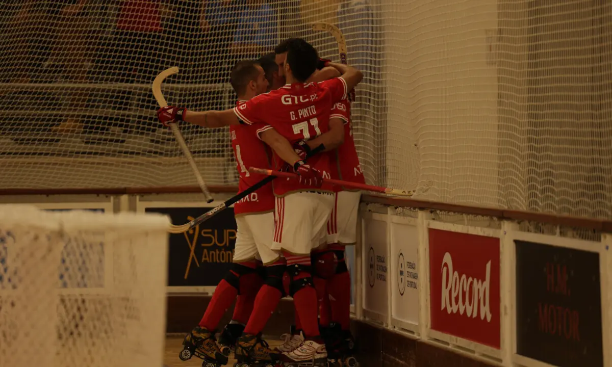 Benfiquistas felizes pela conquista da nona Supertaça