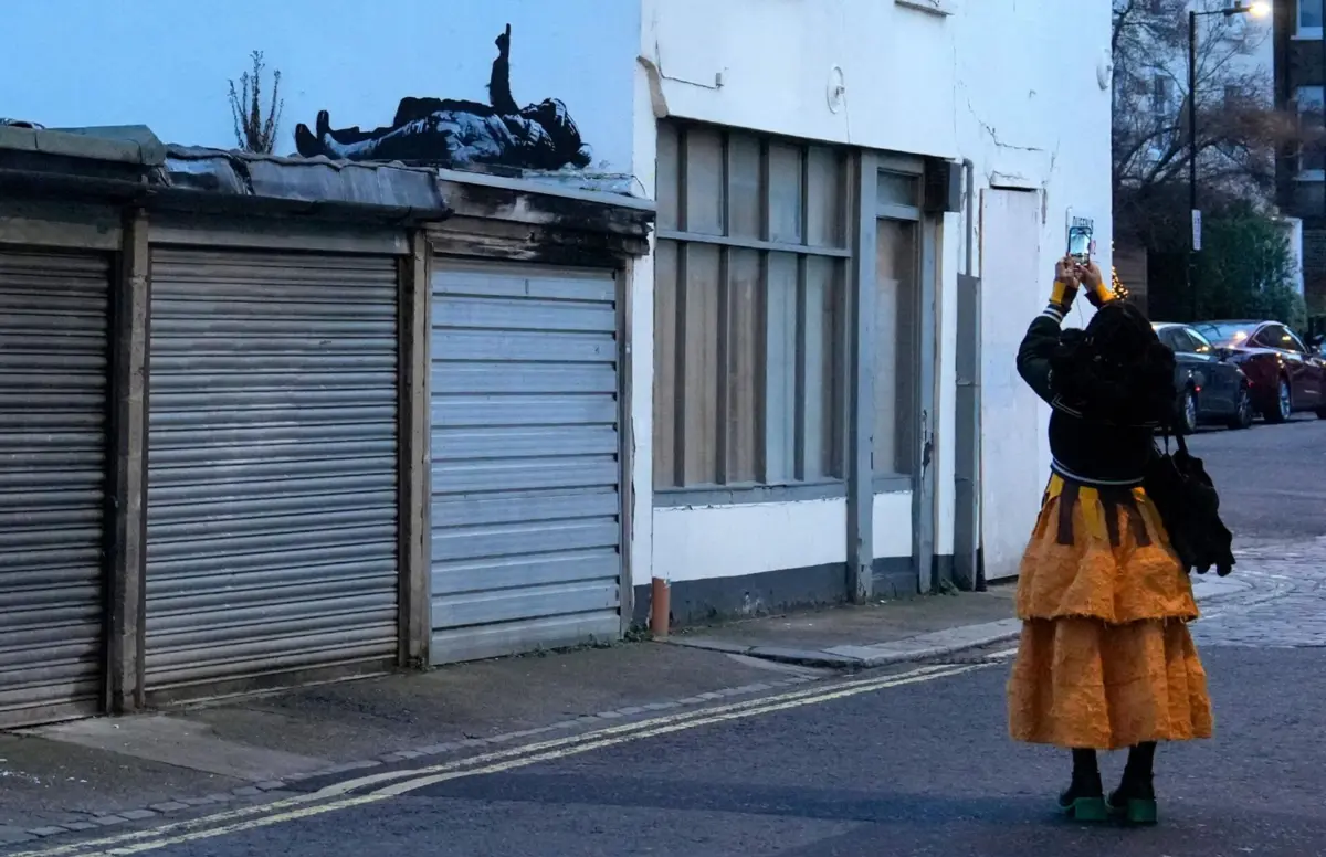 O mural em preto e branco foi pintado na parede lateral de um prédio antigo em Bayswater
