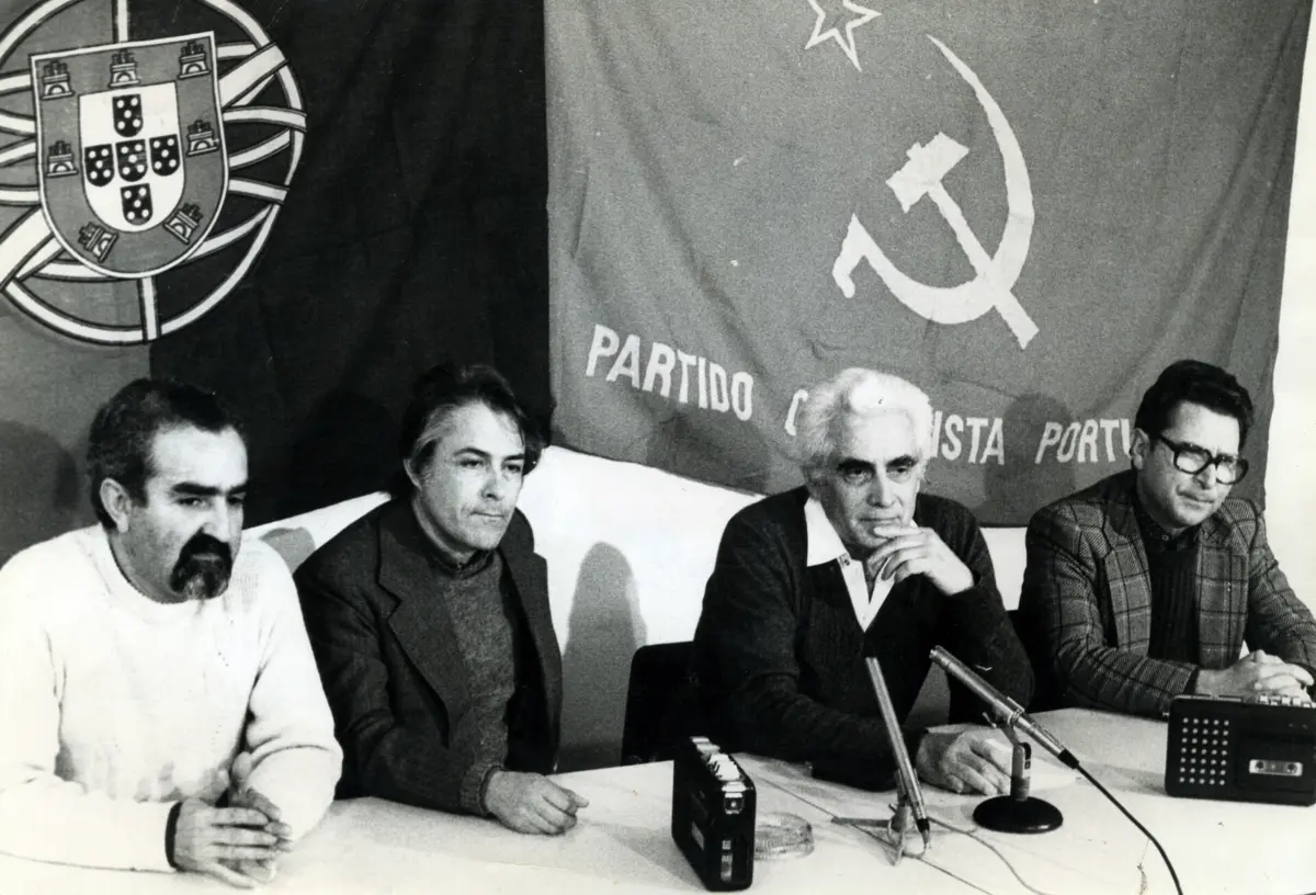 Jorge Araújo (o mais à esquerda na imagem), com Álvaro Cunhal, numa fotografia de 1979