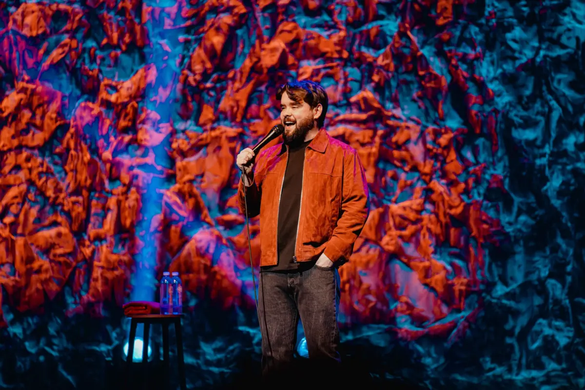 Adam Rowe: comediante e "podcaster" inglês está em foco no cartaz do 1.º Mock Fest