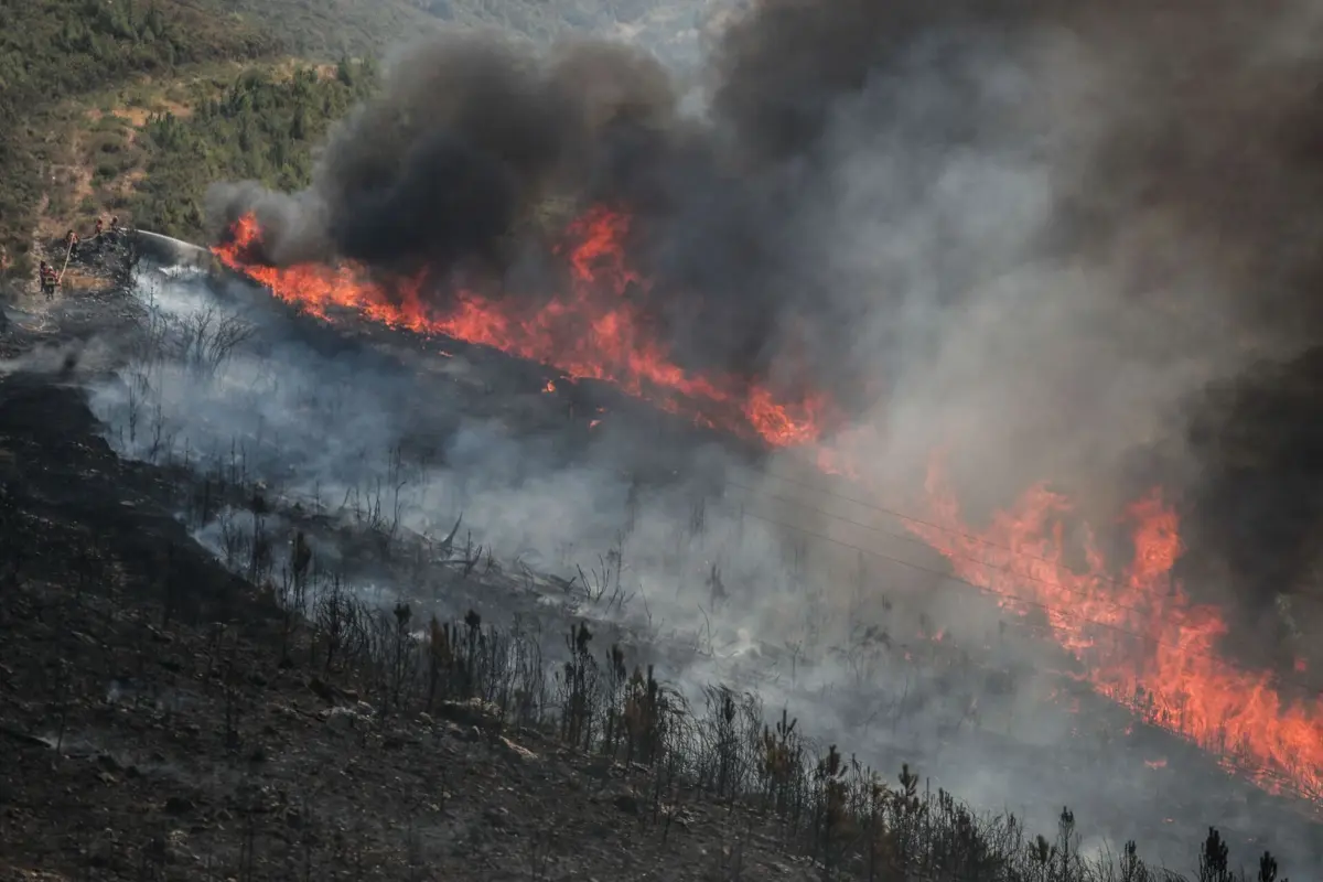 Incêndio na encosta da aldeia de Moura da Serra