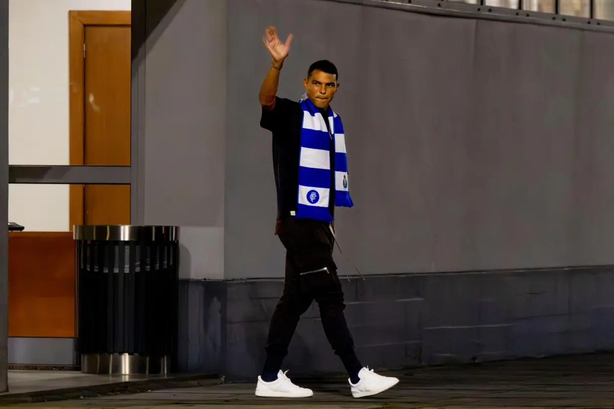 Thiago Silva acenou na chegada a Portugal