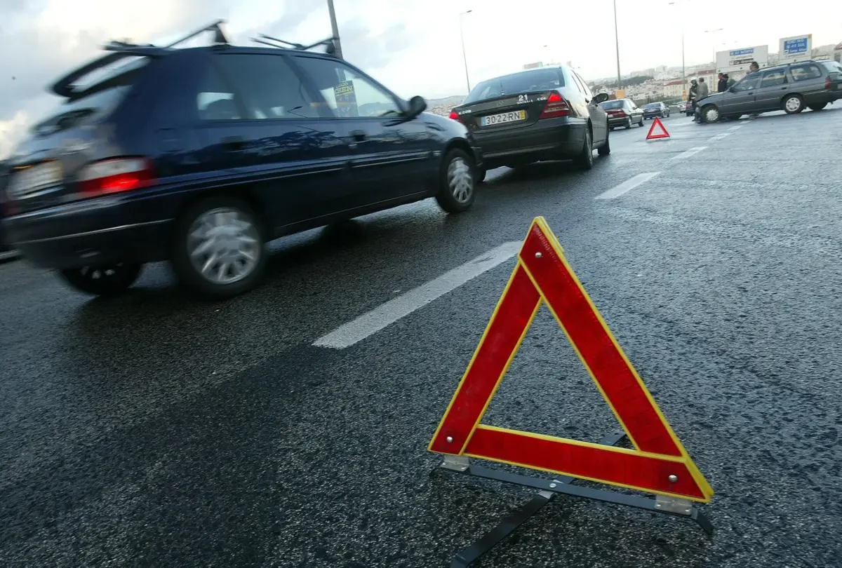 O uso do triângulo de sinalização continua a ser obrigatório em território nacional