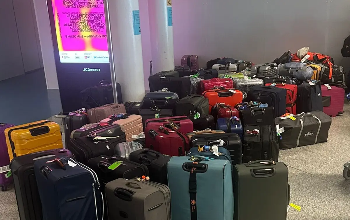 Há centenas de malas sem dono junto às passadeiras rolantes