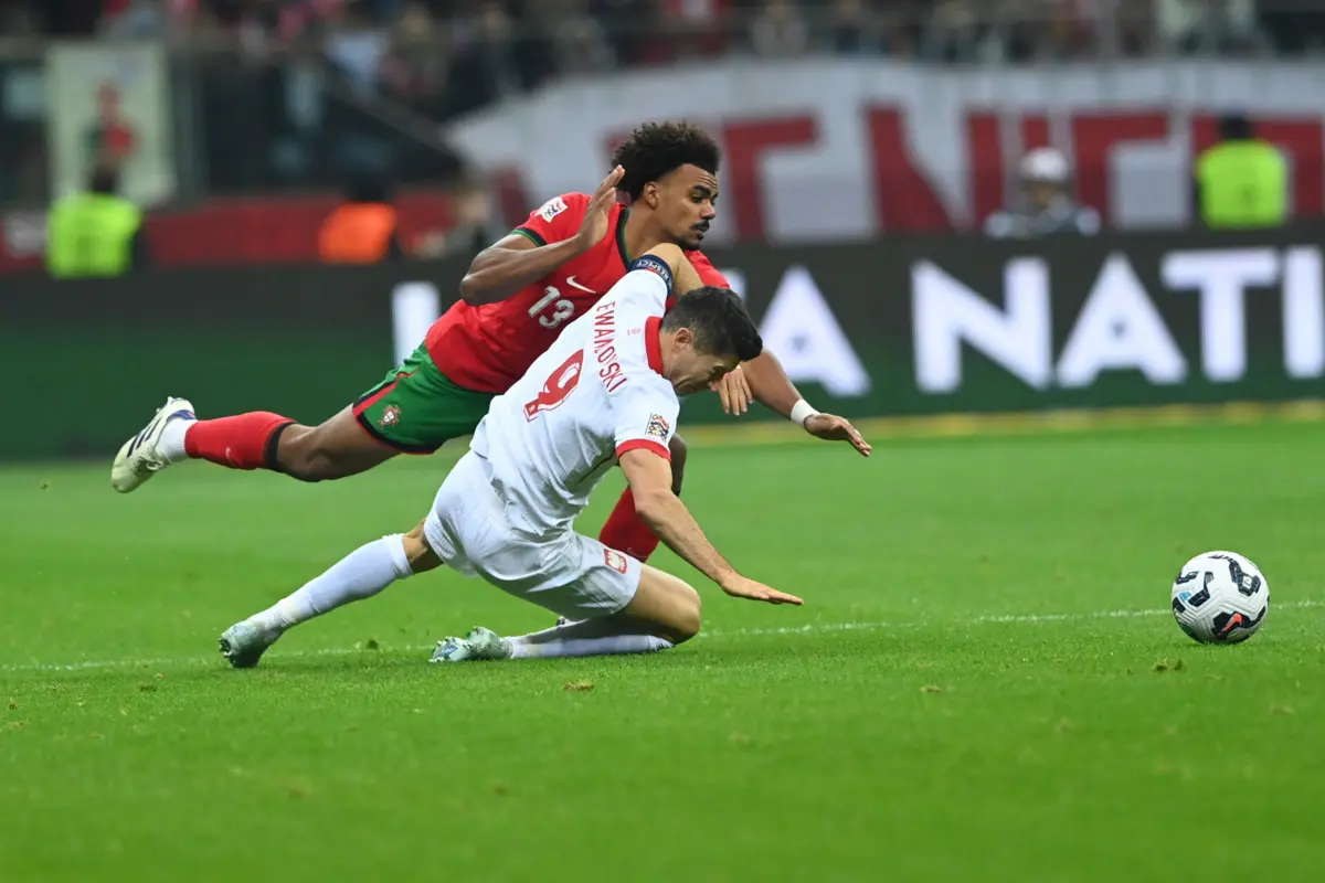 Renato Veiga estreou-se, e logo como titular. Ei-lo em duelo com Lewandowski