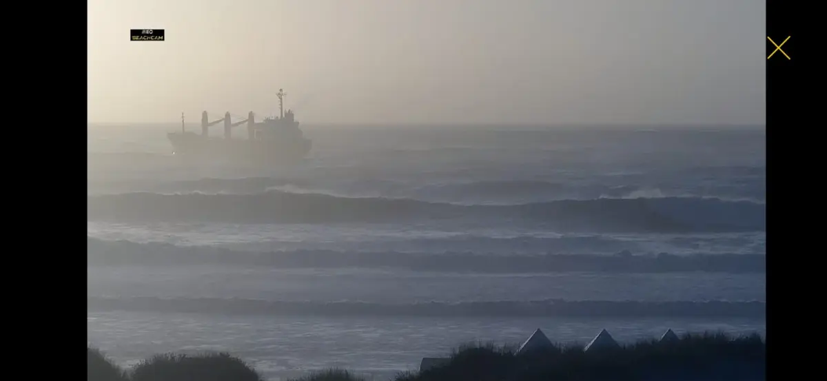 Condições marítimas adversas terão impedido os reboques de se aproximarem do “Lady Speranza”