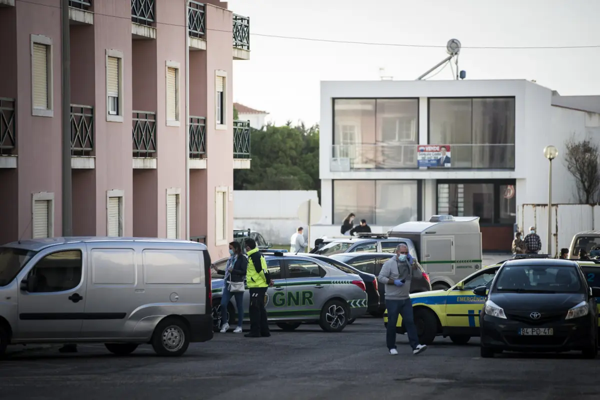 Pai e filha foram encontrados mortos dentro de casa num cenário de grande violência