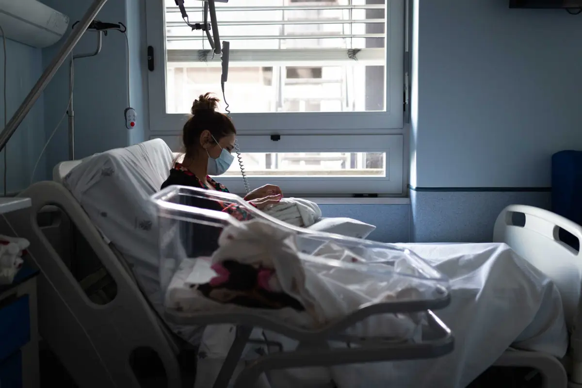 O SNS apela à população para ligar para a Linha SOS Grávida antes de se deslocar a um serviço de urgência